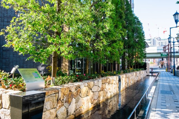 【周辺】 | 【周辺】大阪城の石垣をモチーフにした大石の擁壁と、緑豊かな植栽が、外部からの視線を遮ります。