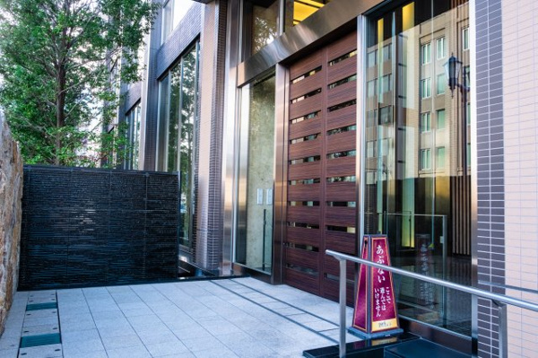  | 【エントランス外観】高級感あふれるマンションの玄関口です。潤い豊かな植栽に囲まれています！