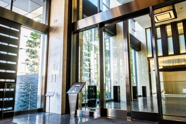 【エントランス】 | 【風除室】ガラス張りの壮麗なエントランス！もちろんオートロックです！強固なセキュリティで安心！