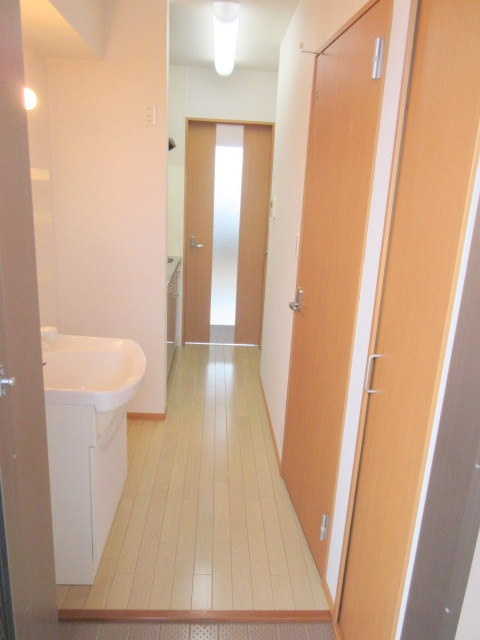 リーヴァ・ロッシュの玄関|玄関から洋室ヘ