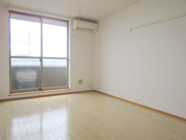 リーヴァ・ロッシュの寝室|３階の広々とした洋室７．８帖