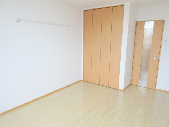 リーヴァ・ロッシュの居間・リビング|フローリングで明るい洋室７．８帖