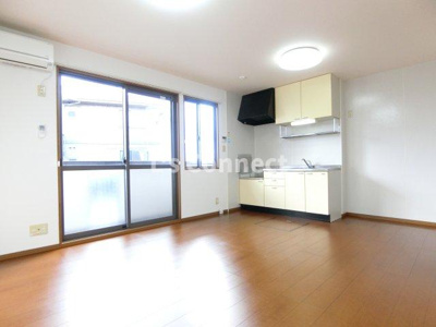 【居間・リビング】 | リビングタウン旭Ｂ | １０．５帖のＬＤＫ。角部屋で２面に窓があります。