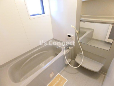 【浴室】 | リビングタウン旭Ｂ | 足を伸ばして入れる１坪浴室。追焚き機能付きです。