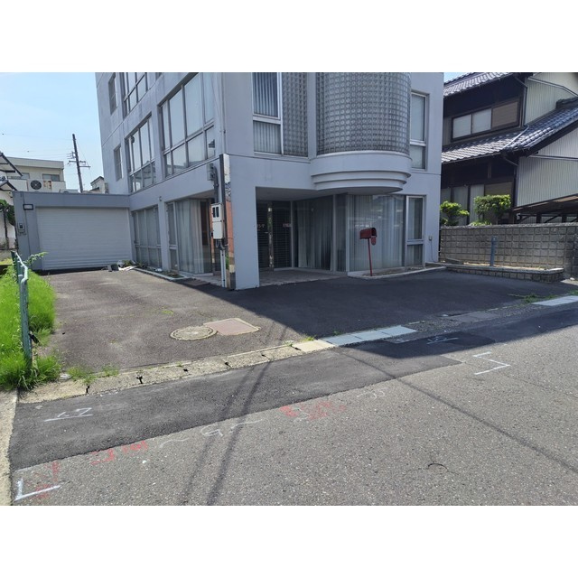 岐阜市本荘町の店舗一部の駐車場