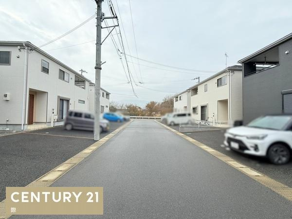 海南市多田の中古一戸建の前面道路含む現地写真