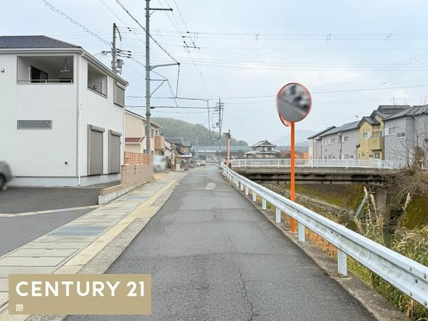海南市多田の中古一戸建の前面道路含む現地写真