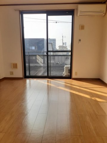 カーサ・ソレイユ五番館の居間・リビング|こちらの居間で趣味の時間をお楽しみください