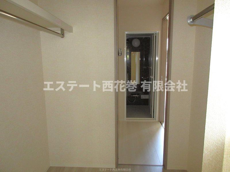 SKY　BLUE本館Aのその他共用部分|ウォークインクローゼット、扉を開けると洗面所に出れます