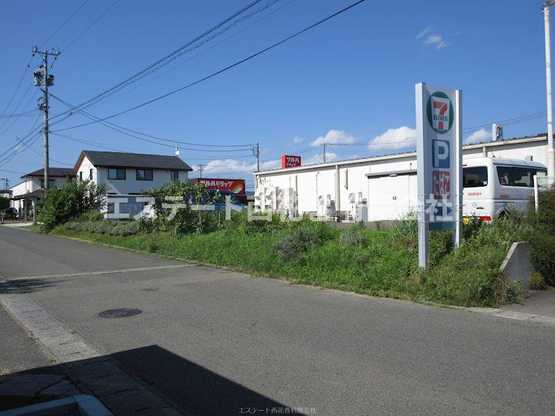 SKY　BLUE本館Aの展望|道路向かいにセブンイレブン、徒歩２分にドラッグストアがあります