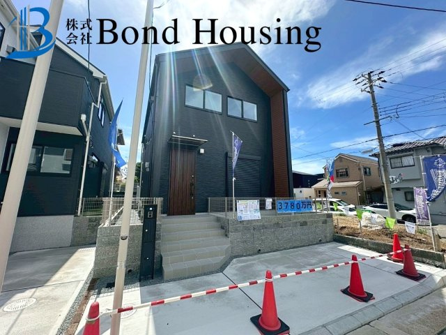 朝霧小学校まで徒歩6分　朝霧台24-1期　2号棟の前面道路含む現地写真