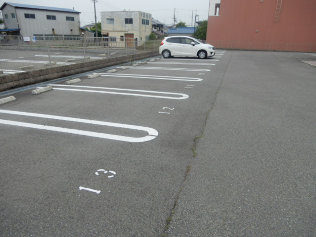 ル　シェリアの駐車場