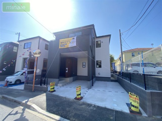 【外観】 | 販売現地
モダンなデザインが印象的な広々とした外観。閑静な住宅街に佇む魅力的な物件です。