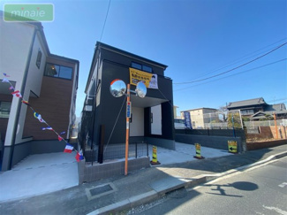 【外観】 | 販売現地
モダンなデザインが印象的な広々とした外観。閑静な住宅街に佇む魅力的な物件です。