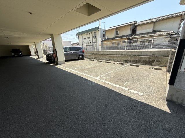 ヴィラ・ソレイユの駐車場