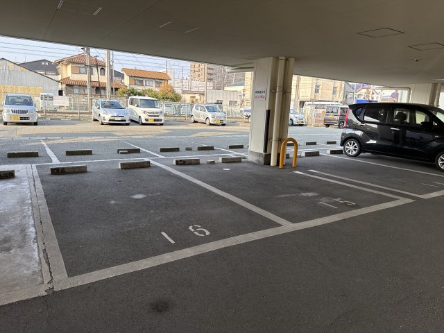 ヴィラ・ソレイユの駐車場