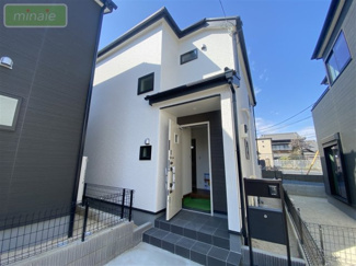 【外観】 | 販売現地
モダンなデザインが印象的な広々とした外観。閑静な住宅街に佇む魅力的な物件です。