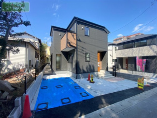 【外観】 | 販売現地
モダンなデザインが印象的な広々とした外観。閑静な住宅街に佇む魅力的な物件です。