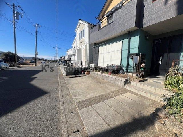 ■高座郡寒川町小谷３丁目　中古戸建の前面道路含む現地写真|前面道路は道幅がゆったりとしています☆