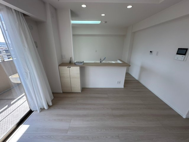 藤和東山公園ホームズの居間・リビング|ダイニングテーブルを置くスペースが十分確保できます！