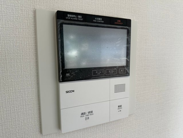 藤和東山公園ホームズのセキュリティ|モニター付きインターホンは、来客の際に来訪者のお顔を確認できるので安心です！オートロックの開錠もできます！