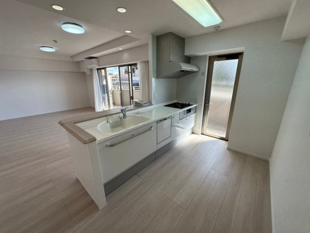 藤和東山公園ホームズのキッチン|キッチンからリビングを見渡せる、家族とのコミュニケーションも取りやすい設計。