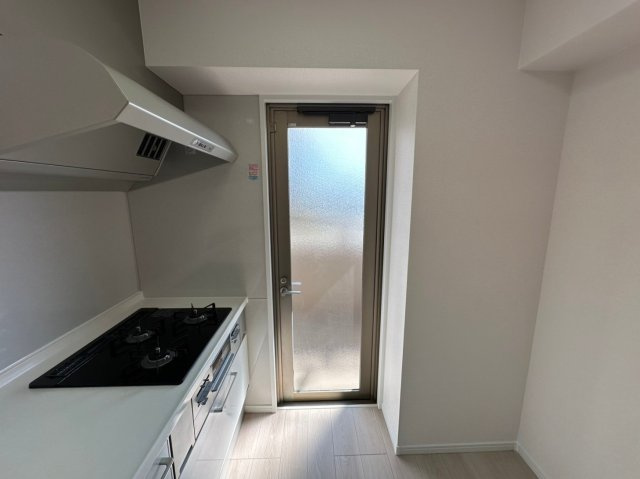 藤和東山公園ホームズのキッチン|キッチンには勝手口があり、一時的にゴミを出しておけるので、臭いの心配が軽減されます！