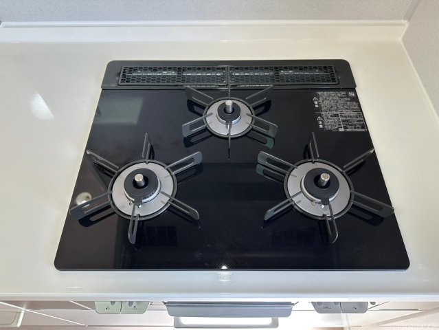 藤和東山公園ホームズのキッチン|グリル付きの３口コンロなので、同時進行でお料理の効率が上がります♪