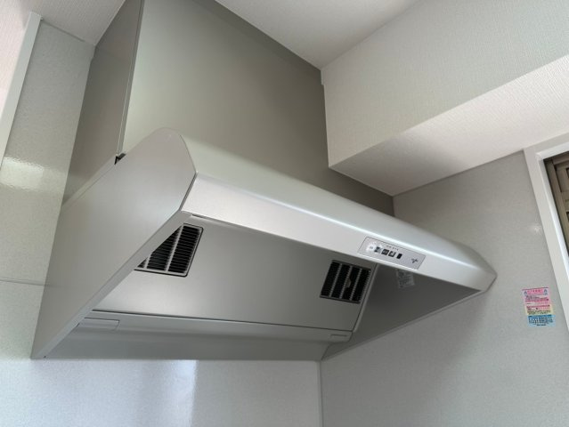 藤和東山公園ホームズのキッチン|スタイリッシュでお手入れのしやすいレンジフード。