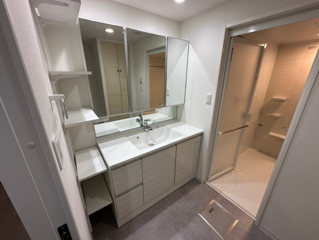 藤和東山公園ホームズの独立洗面台|三面鏡付洗面台で朝の忙しい準備も楽々♪ミラー扉の内側が収納スペースになっていて、洗面周りがスッキリします！