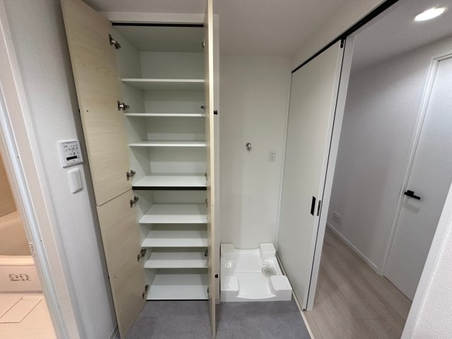藤和東山公園ホームズのランドリースペース|防水パン付き室内洗濯機置き場。タオルや着替え、洗剤・シャンプーのストックなどを収納するのに便利な棚付きです！