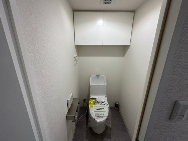 藤和東山公園ホームズのトイレ|ウォシュレット機能付きトイレです。白を基調とした落ち着く空間です。
