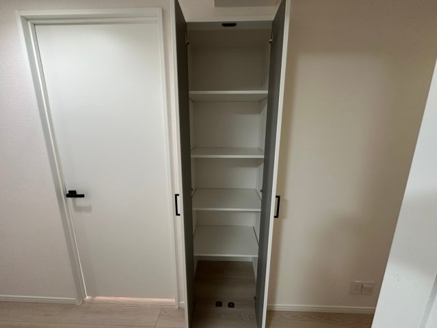 藤和東山公園ホームズの収納|☆廊下収納☆
食料品から日用品まで収納できるので、まとめ買いもでき家計の節約にもなりますね！