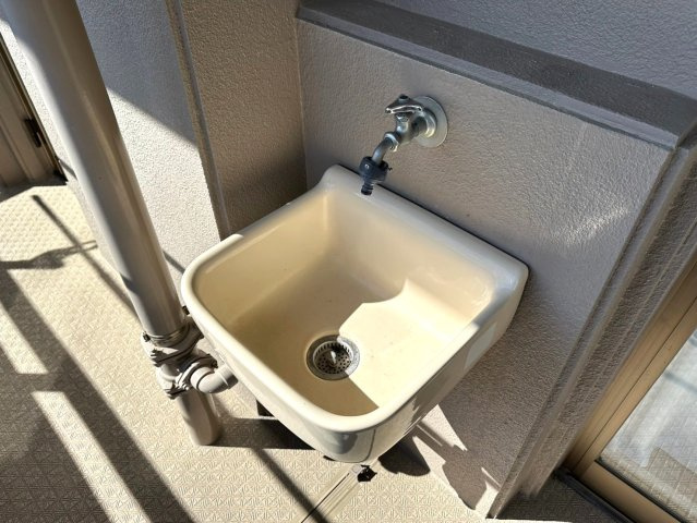 藤和東山公園ホームズの設備|バルコニーにはスロップシンクを設置。ガーデニングやスニーカーの洗濯等に便利です！