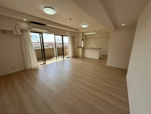 藤和東山公園ホームズの居間・リビング|暮らしの中心となるリビングはゆったりくつろげる20.3帖の広さを確保。