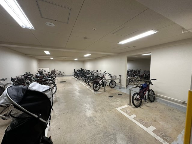 藤和東山公園ホームズの駐輪場|駐輪場。屋根付きで雨の日も安心ですね◎