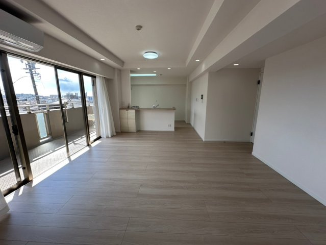 藤和東山公園ホームズの居間・リビング|柔らかな日差しが温かく包み込む、温もりに溢れた20.3帖のゆったりリビング♪