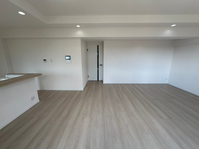 藤和東山公園ホームズの居間・リビング|ソファやテーブルを置いても十分な広さのリビング。ご家族みんなでゆったりと過ごせますね♪