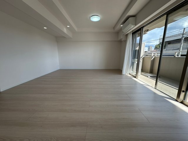 藤和東山公園ホームズの居間・リビング|大きめの窓で十分な採光があるので、日中は明るく心地よい日差しを感じながら過ごせます♪