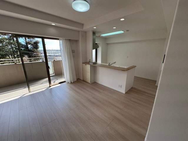 藤和東山公園ホームズの居間・リビング|食事ができるスペースを確保し家族みんなで楽しい食事の時間を過ごせます♪