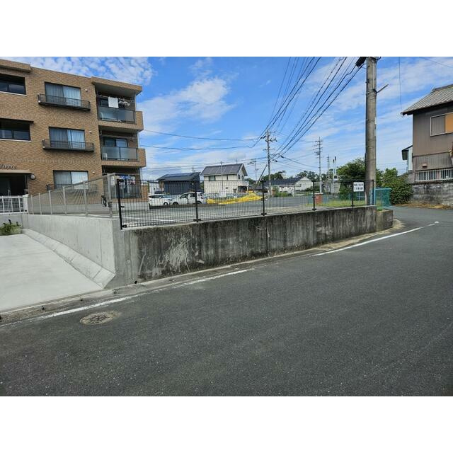 売土地　袋井市堀越の前面道路含む現地写真