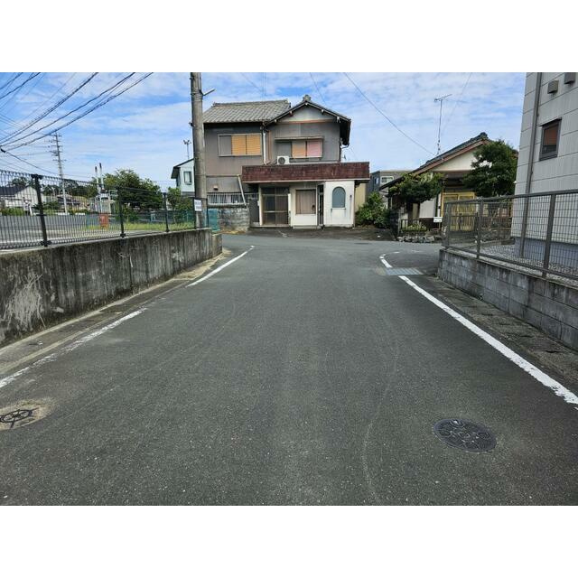 売土地　袋井市堀越の前面道路含む現地写真