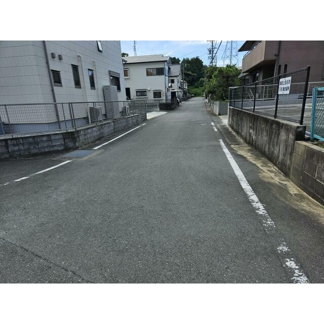売土地　袋井市堀越の前面道路含む現地写真