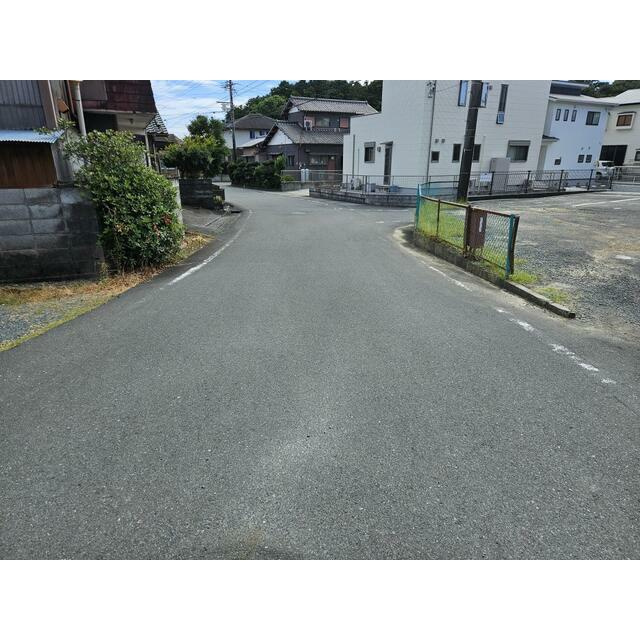 売土地　袋井市堀越の前面道路含む現地写真
