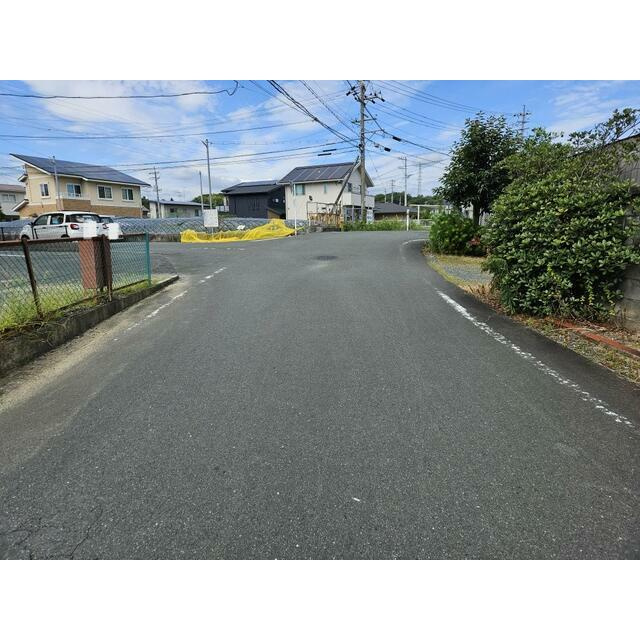 売土地　袋井市堀越の前面道路含む現地写真