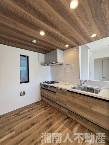 茅ヶ崎市浜竹１丁目新築戸建のキッチン|コンパクトなキッチンで掃除もラクラク