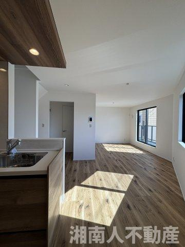 茅ヶ崎市浜竹１丁目新築戸建の居間・リビング|ゆったりとしたリビングです