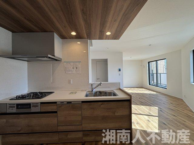 茅ヶ崎市浜竹１丁目新築戸建の居間・リビング|ゆったり過ごせる居間です