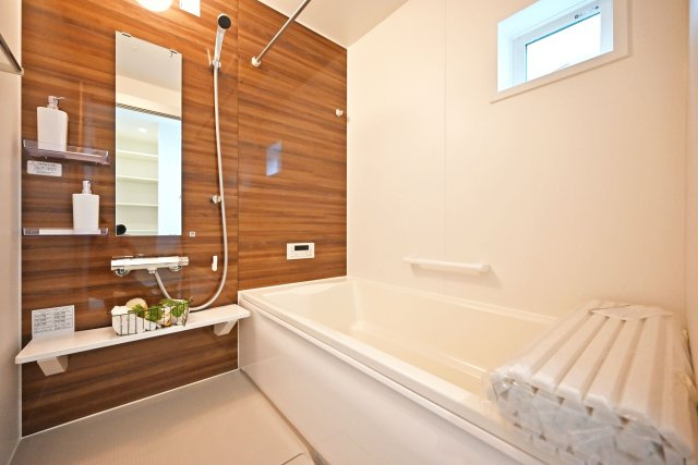 尼崎市東園田町7丁目新築一戸建て│2LDK+2S│並列駐車2台可の浴室|1階浴室に入ってすぐの内観です。1616サイズのユニットで、浴室暖房乾燥機付き仕様となっております。