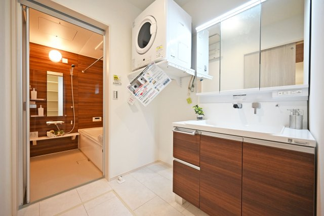 尼崎市東園田町7丁目新築一戸建て│2LDK+2S│並列駐車2台可のその他|1階洗面室に入ってすぐの内観写真です。 900mm幅のシャンプードレッサーを採用しており、収納も豊富。「乾太くん」が標準装備されており、時間や天候を気にせず洗濯する事が可能です。